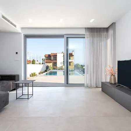 빌라 Luxury Semidetached Smokva 1 - Near The Center And Sea - By Traveler Tourist Agency Krk 크르크